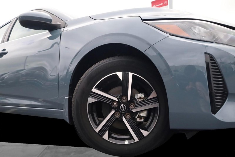 Nissan Sentra Vehicle Image 03