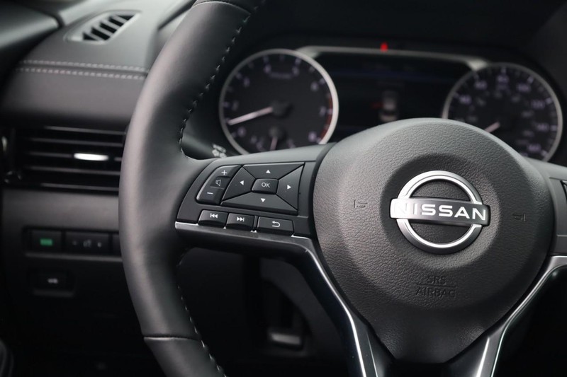 Nissan Sentra Vehicle Image 11