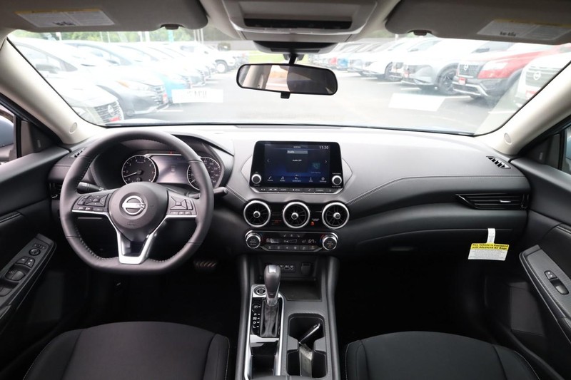 Nissan Sentra Vehicle Image 12