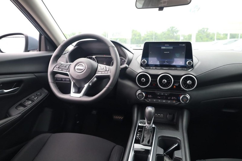 Nissan Sentra Vehicle Image 13
