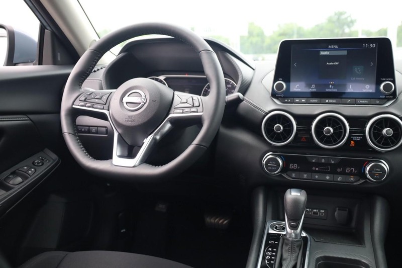 Nissan Sentra Vehicle Image 14