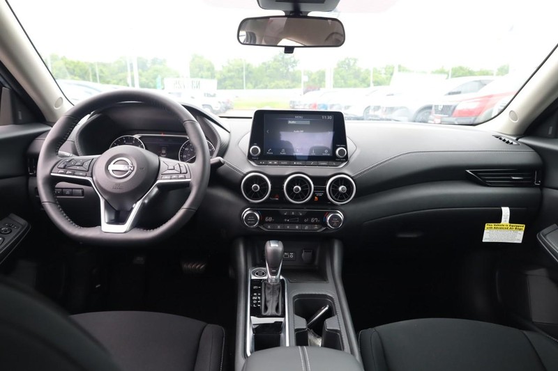 Nissan Sentra Vehicle Image 15