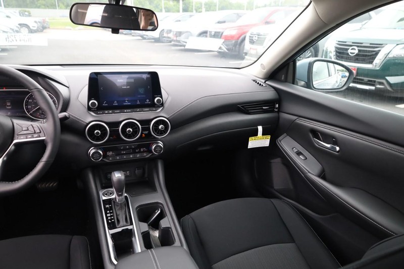 Nissan Sentra Vehicle Image 16