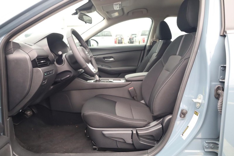 Nissan Sentra Vehicle Image 17