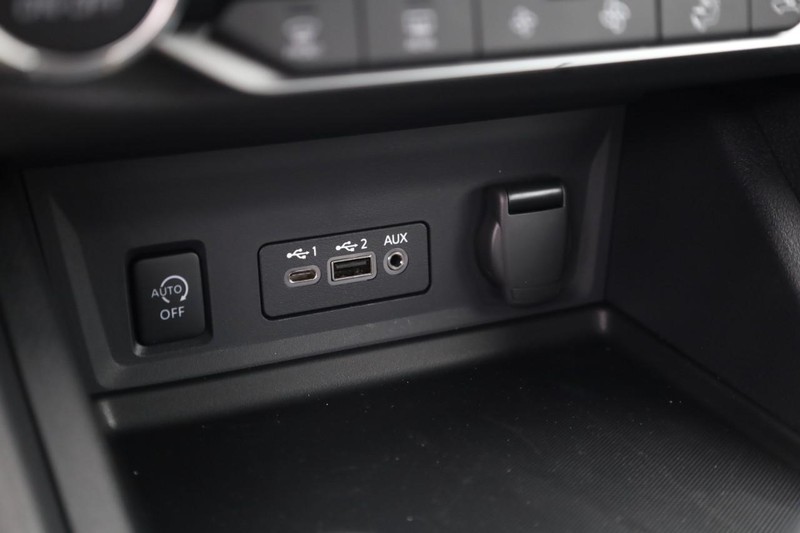 Nissan Sentra Vehicle Image 23