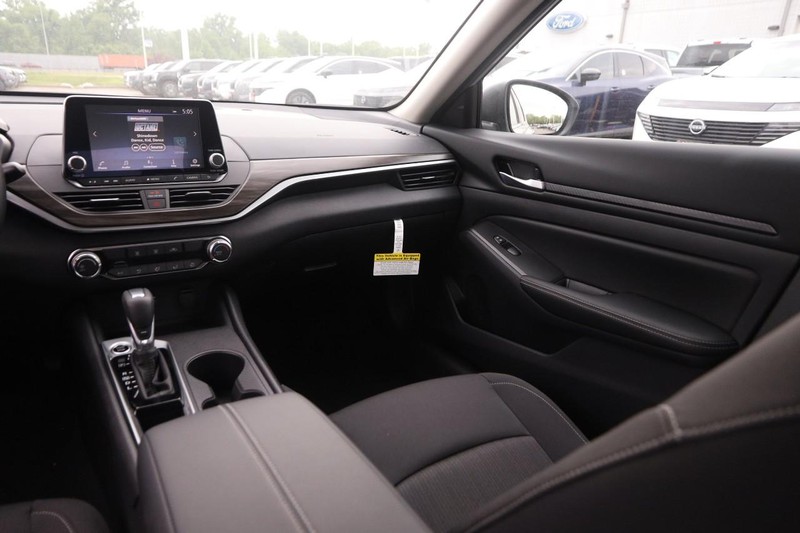 Nissan Frontier Vehicle Image 12