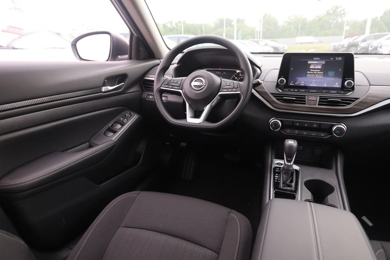 Nissan Frontier Vehicle Image 15