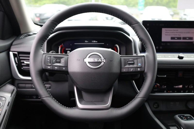 Nissan Rogue Vehicle Image 10