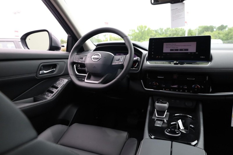 Nissan Rogue Vehicle Image 14