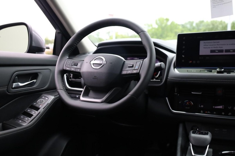 Nissan Rogue Vehicle Image 15