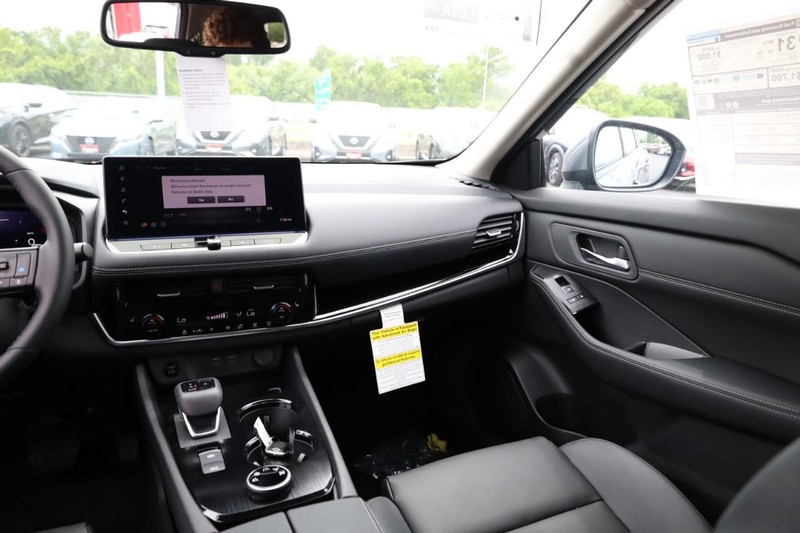 Nissan Rogue Vehicle Image 17