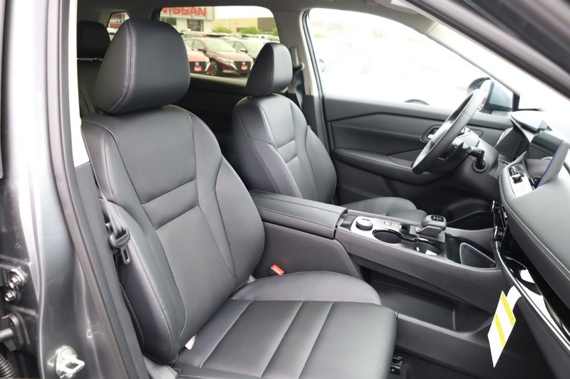 Nissan Rogue Vehicle Image 25
