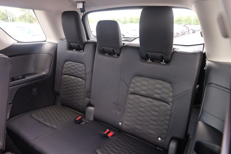 Nissan Pathfinder Vehicle Image 11
