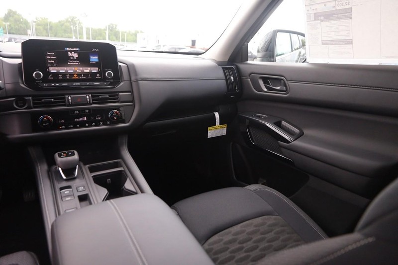 Nissan Pathfinder Vehicle Image 26
