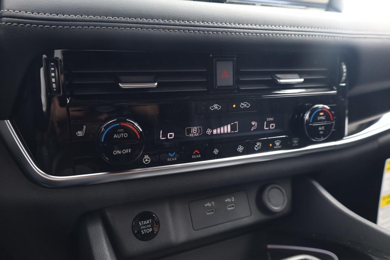 Nissan Rogue Vehicle Image 12
