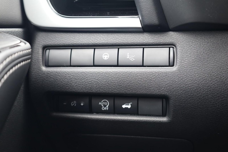 Nissan Rogue Vehicle Image 15