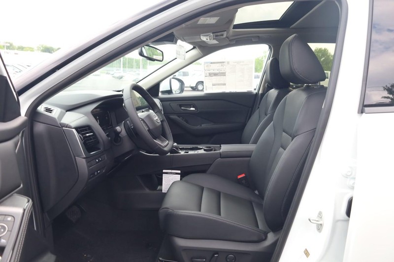 Nissan Rogue Vehicle Image 18
