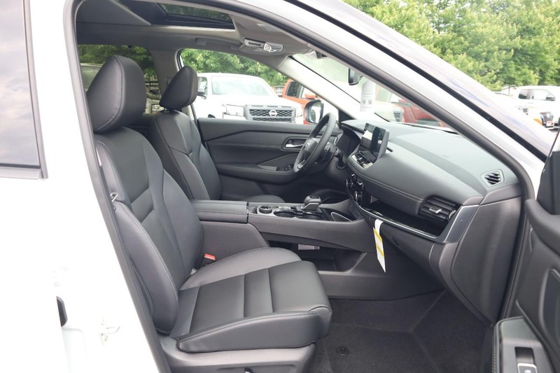 Nissan Rogue Vehicle Image 24
