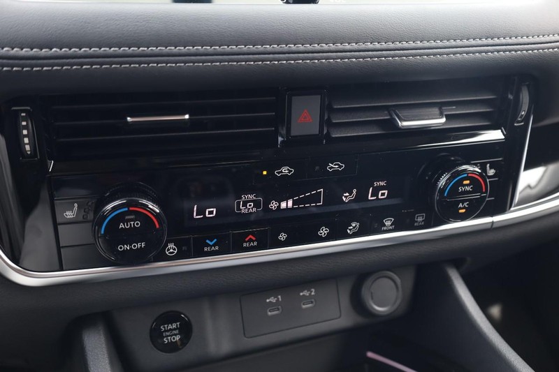 Nissan Rogue Vehicle Image 14