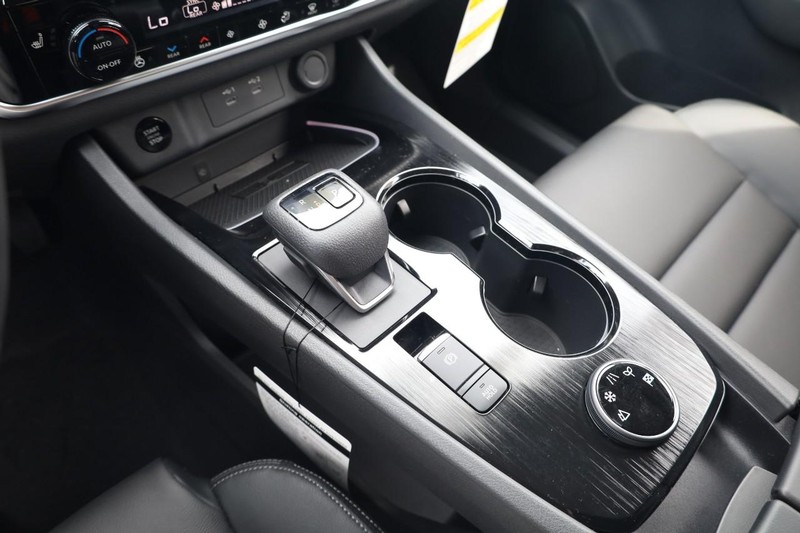 Nissan Rogue Vehicle Image 16