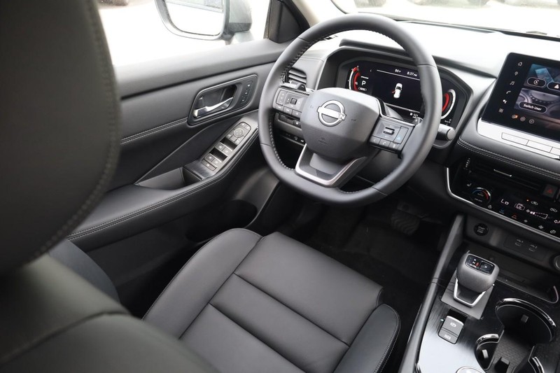 Nissan Rogue Vehicle Image 24