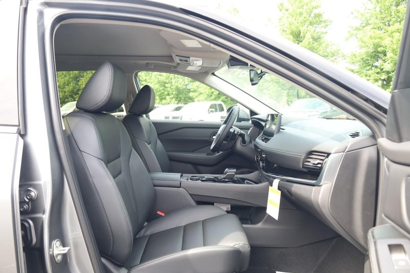 Nissan Rogue Vehicle Image 25