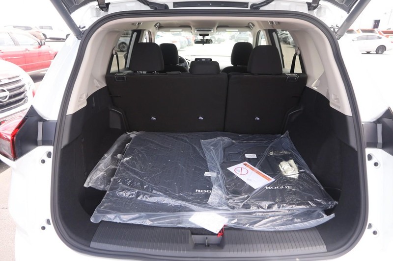 Nissan Rogue Vehicle Image 07