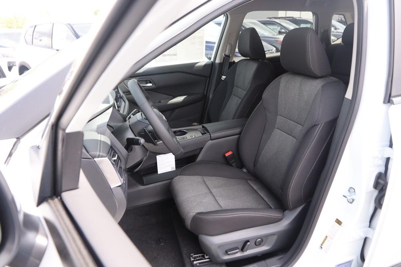 Nissan Rogue Vehicle Image 09