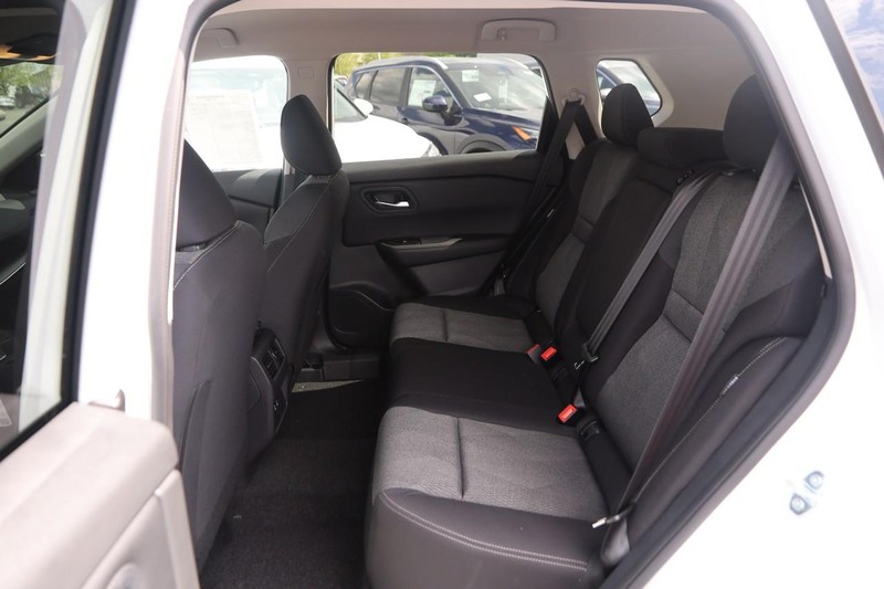 Nissan Rogue Vehicle Image 10