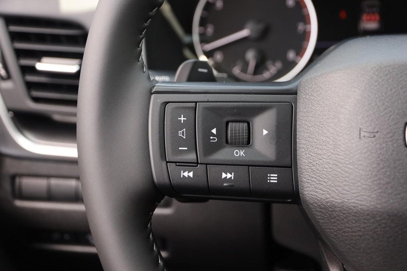 Nissan Rogue Vehicle Image 12
