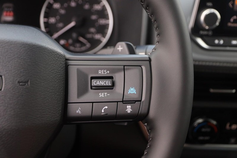 Nissan Rogue Vehicle Image 13