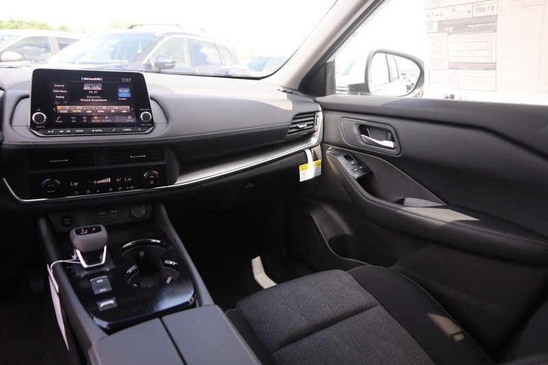 Nissan Rogue Vehicle Image 24