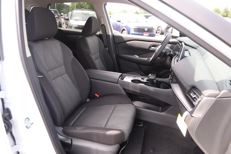 Nissan Rogue Vehicle Image 25