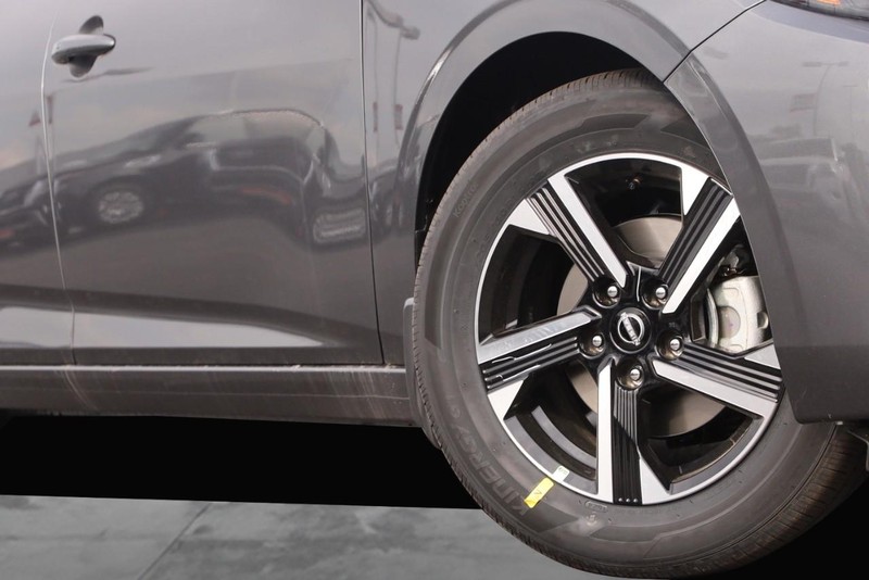 Nissan Sentra Vehicle Image 03