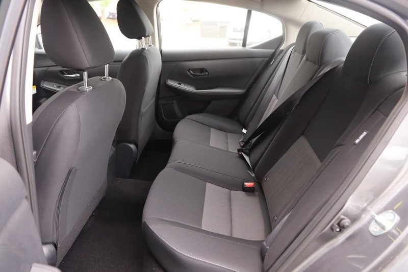 Nissan Sentra Vehicle Image 09