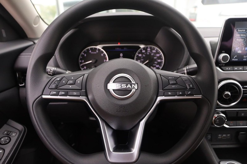 Nissan Sentra Vehicle Image 10