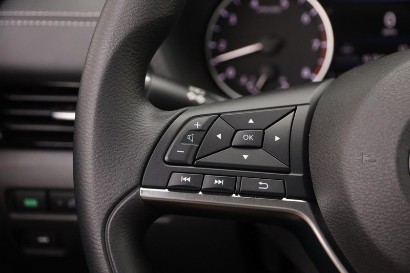 Nissan Sentra Vehicle Image 11