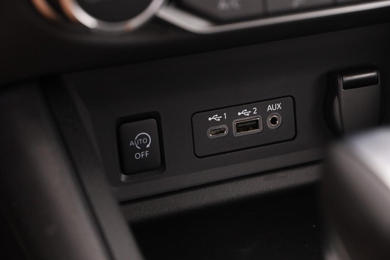 Nissan Sentra Vehicle Image 18