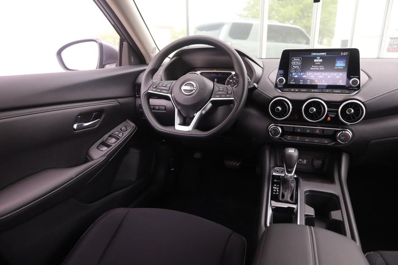 Nissan Sentra Vehicle Image 21