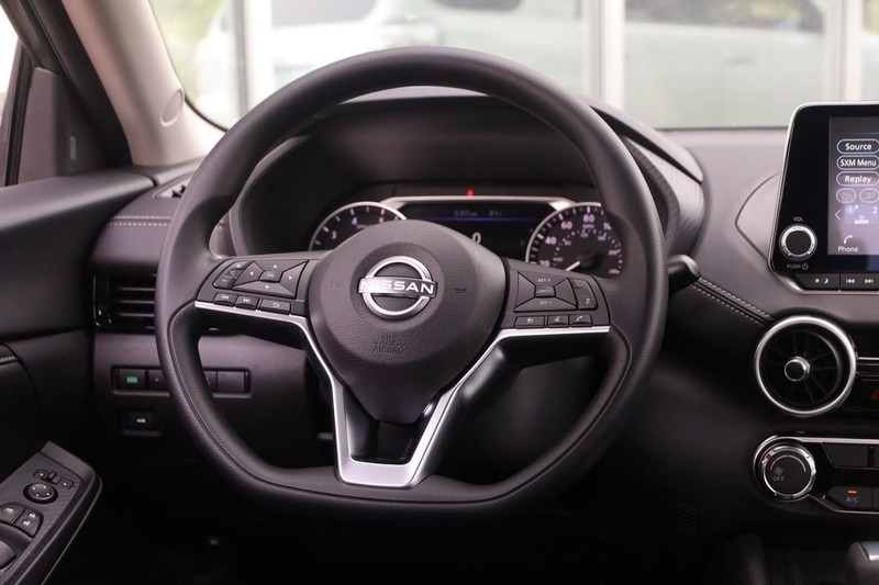 Nissan Sentra Vehicle Image 22