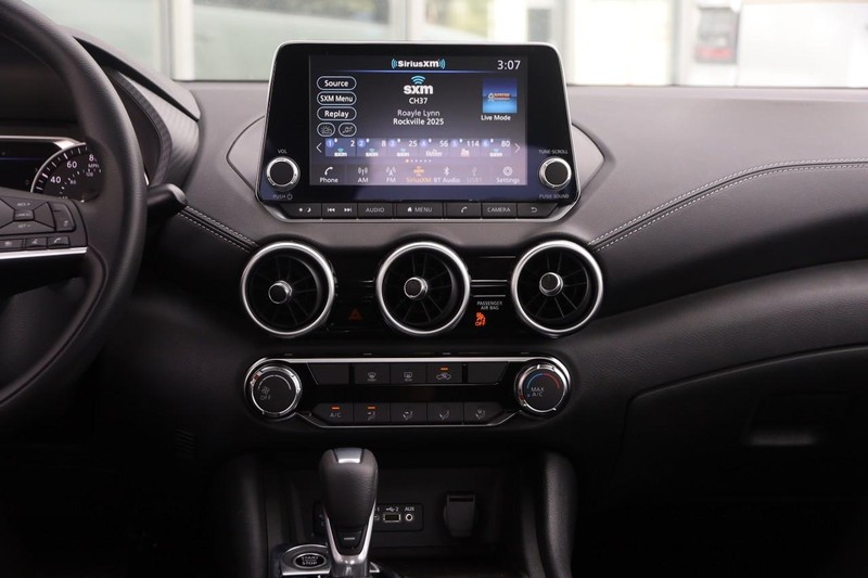Nissan Sentra Vehicle Image 23