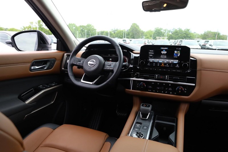 Nissan Pathfinder Vehicle Image 15