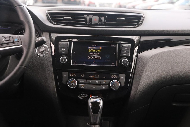 Nissan Rogue Sport Vehicle Image 23