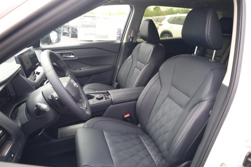 Nissan Rogue Vehicle Image 08