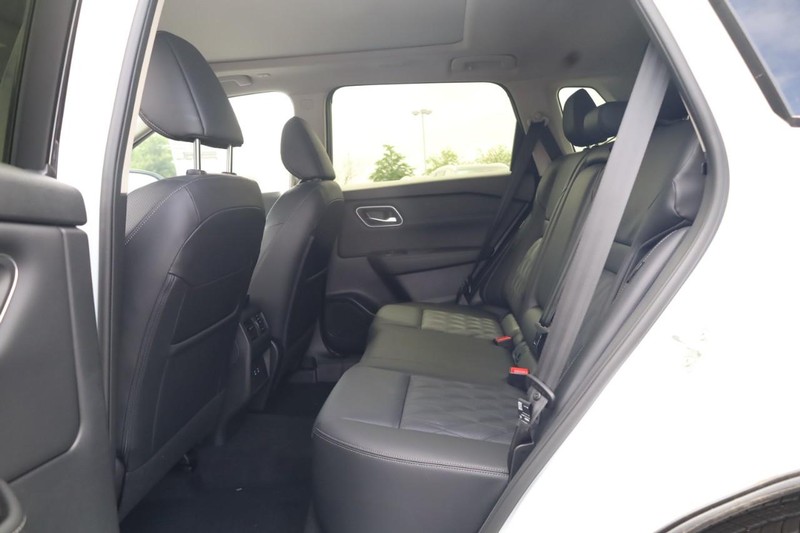 Nissan Rogue Vehicle Image 09