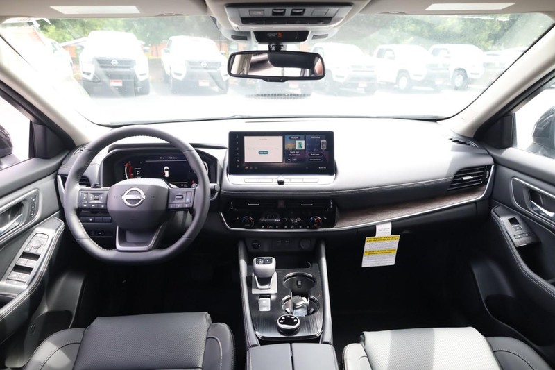 Nissan Rogue Vehicle Image 13