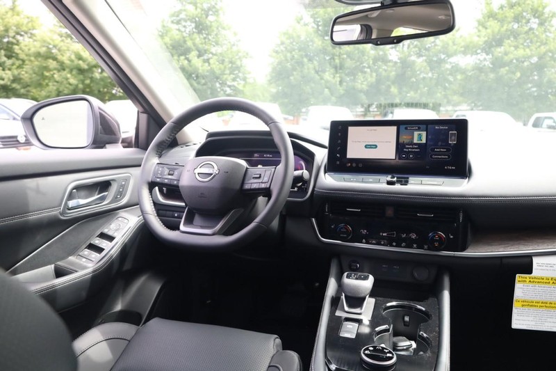 Nissan Rogue Vehicle Image 14