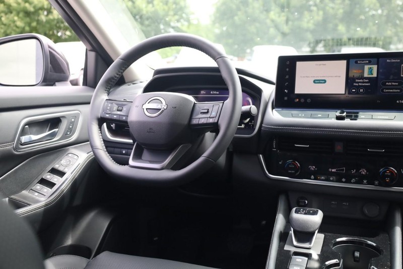 Nissan Rogue Vehicle Image 15