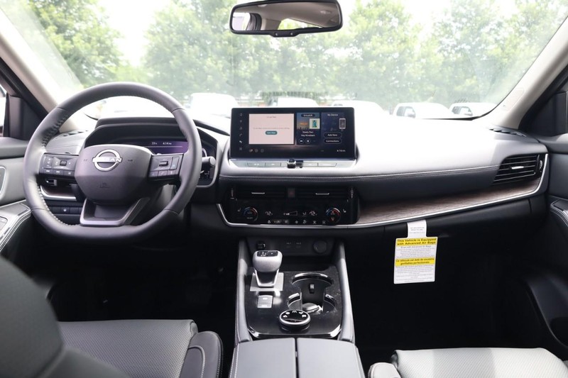 Nissan Rogue Vehicle Image 16