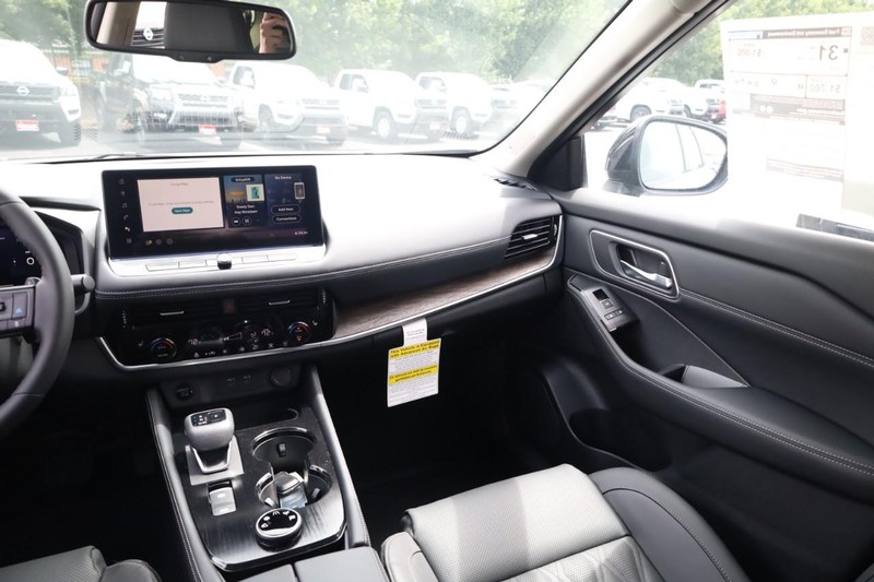 Nissan Rogue Vehicle Image 17